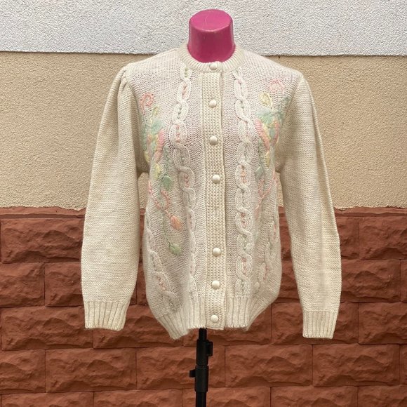 Beige embroidery floral winter pullover, size L oversize